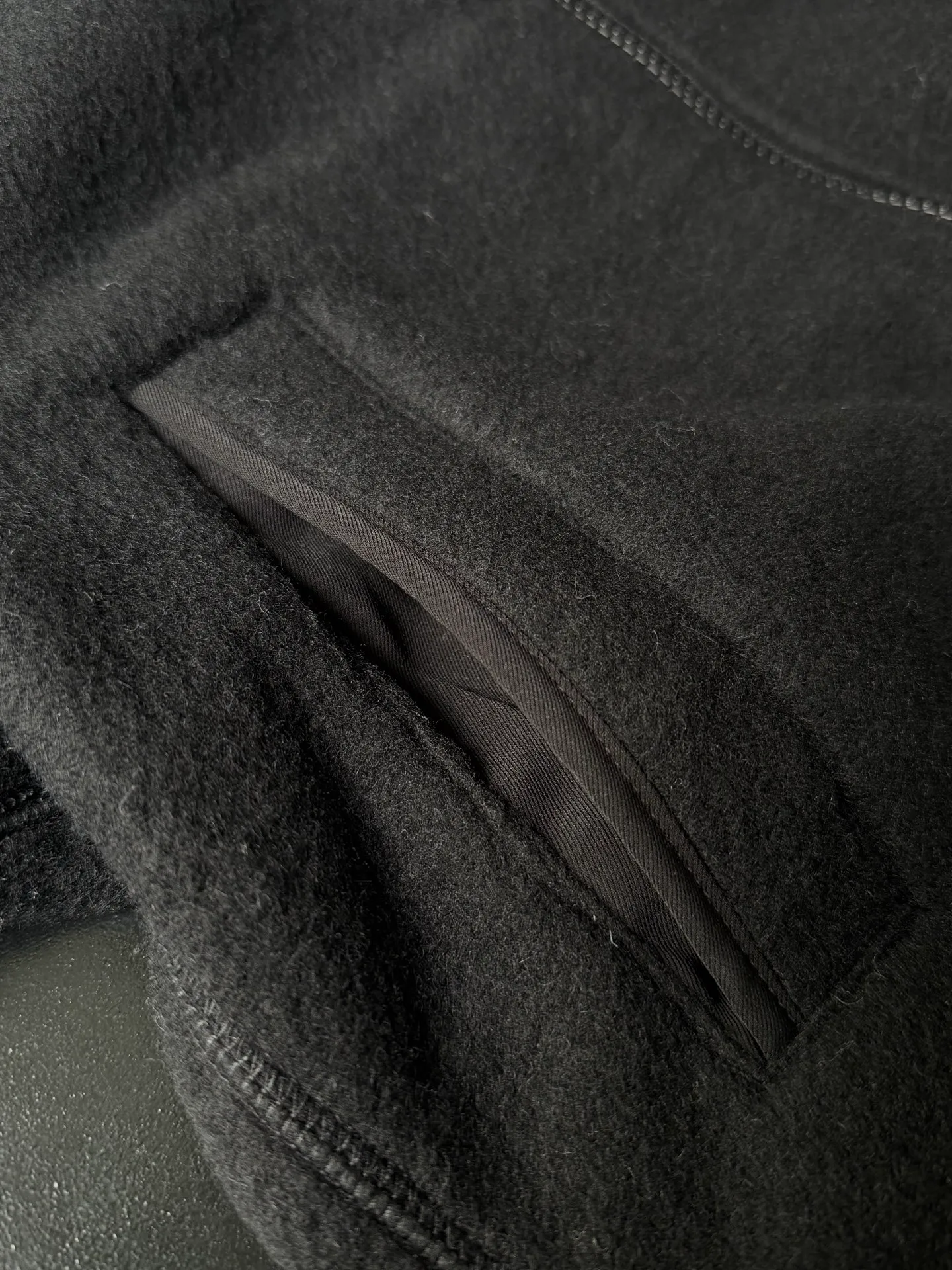 P620 Canada Goose Fleece Wool Baseball Jacket Fabric selection: Wool fleece fabric blended with wool as the main body and a very small amount of spandex and polyester fiber. Wool is a core natural ingredient that provides unparalleled temperature regulation, antibacterial and anti-odor properties and a skin-friendly feel. The feeding of a small amount of spandex gives the fabric a certain degree of four-way elasticity, making it non-restrictive during daily activities. As the basis of fleece's structure, polyester fiber enhances the fabric's durability, wrinkle resistance and quick-drying properties. It contributes to the loft of the fleece and provides functions such as trapping air.  Detail 1: The sleeves and hem are closed with 2×2 ribbing. Its strong elasticity can closely fit wrists and waists of different thicknesses, forming an effective 'seal' to prevent cold wind from blowing back. It can still maintain its original shape after repeated stretching and use, and is not easy to loose and deform. And the ribbed cuffs can convey a sense of design and enhance the visual beauty.  Detail 2: The combination of hood design and elastic buckle improves warmth and windproof performance when wearing. Accessories: Customized elastic drawstring, elastic buckle, custom zipper pendant, custom armband Size: S M L Color: Black Gray Mickey